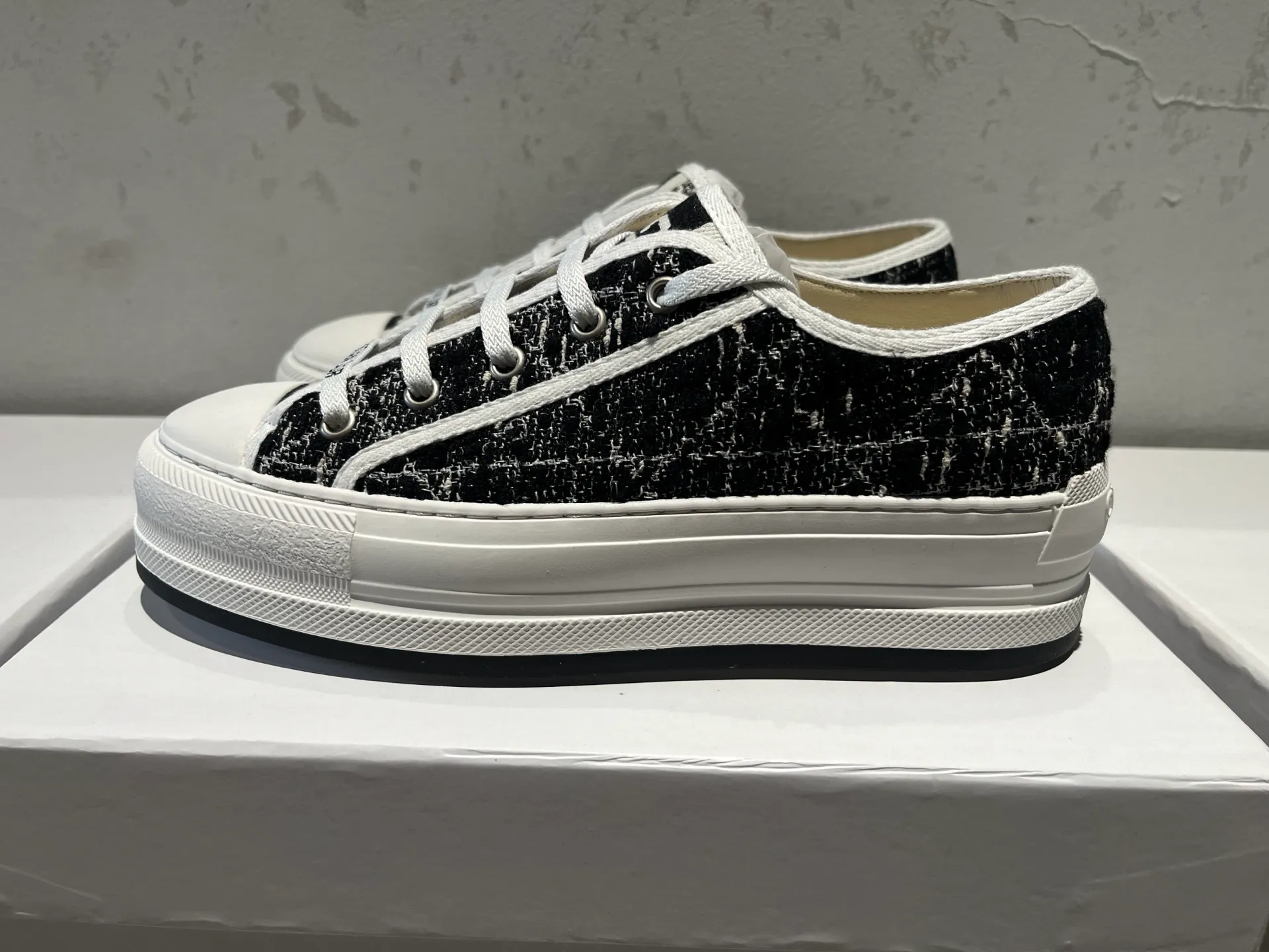 👟👟Ex-factory price 520👟👟 Walk‘n’Dior embroidered mid-top casual shoes are new in 2025. On the fashion stage, Dior embroidered shoes are the well-deserved protagonist. Delicate stitching is used on the upper, every stitch is devoted to the craftsman's efforts, and every thread is woven with artistic poetry. From complex floral patterns to smart geometric textures, embroidery is like the magic that gives shoes life, allowing them to show dynamic beauty even in static conditions.   Wearing Dior embroidered shoes feels like stepping into a dream world full of art. It is not only a pair of shoes, but also a walking piece of art that perfectly integrates fashion and culture. Whether you are strolling on the bustling city streets or attending important social occasions, Dior embroidered shoes can add unique charm to your style and become the focus of everyone's attention.   Choosing Dior embroidered shoes means choosing a persistent pursuit of quality and a unique understanding of fashion. Let it accompany you through every wonderful moment and leave your own fashion mark.  Material: Sheepskin lining, feet, silk cowhide, size 35-41, heel height 5cm